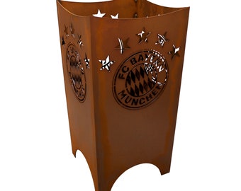 Brasero del FC Bayern con logotipo y diseño de 5 estrellas en tono óxido, fabricado en metal.