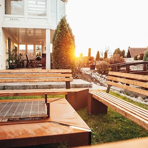 Brasero rústico con parrilla y bancos | Brasero de jardín extragrande Friendship | Parrilla de carbón para exteriores imagen 4