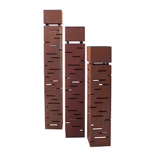 Pode incluir: Três esculturas de metal cor de ferrugem com colunas retangulares e topos cúbicos. As colunas apresentam desenhos recortados horizontalmente. As esculturas variam em altura, criando um arranjo visualmente interessante. Estas obras de arte ao ar livre adicionam um toque moderno.