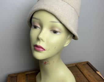 Vintage 1960s Beige Cloche Toque Mod Wool Felt Hat Winter