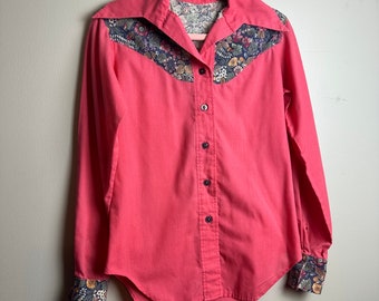 Camicia vintage anni '70 con design floreale rosa, colletto a pugnale, camicia abbottonata da discoteca