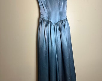 Robe en satin bleu épais vintage des années 40 à volants, décolleté en coeur