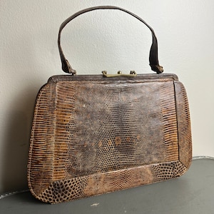 Vintage 1950s marrón piel de serpiente texturizada bolso con asa superior