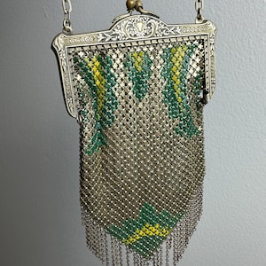Cartera estilo flapper antigua vintage de malla metálica con diseño mandala de color verde amarillo de los años 20