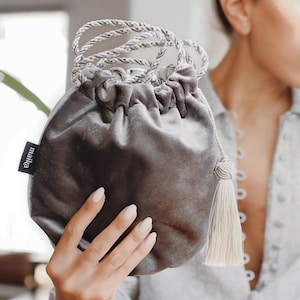 Puede incluir: Un letrero de madera hecho a mano con la palabra "Welcome" en una fuente juguetona. El letrero está pintado de blanco con un acabado envejecido y presenta un diseño floral. Dimensiones: aproximadamente 30 cm de ancho y 15 cm de alto.