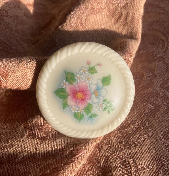 1970’s Vintage HandPainted Porcelain Flower Brooch b… Gem