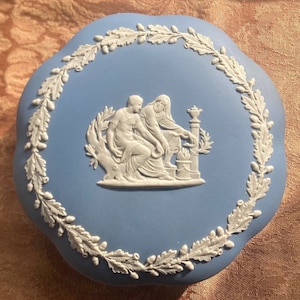 1950er Jahre Vintage Wedgwood Jaspisware Puderblau Rund Gebrühte Trinket Box mit Deckel | Schmuckkästchen & Körbe | Cottagecore Dekor