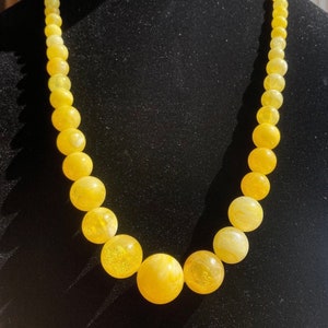 Colar de miçangas graduadas em lucite amarelo rodado vintage dos anos 1960 | Joias de plástico vintage | Joias estilo mod