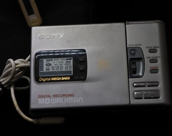 Sony MZ R30  minidisc  with microphone (no screen display on the unit, but there is a display via the remote