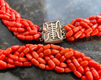 Collier ancien vintage de perles de corail rouge vif des années 40 avec cadenas en argent