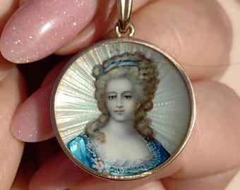 Ciondolo con ritratto in smalto a fuoco in oro 18k degli anni '20: miniatura di donna aristocratica