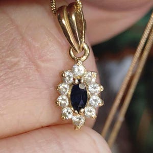 Natürliche dunkelblaue Saphir-Gold-feste 14k Gelbgold-Zirkonia-Anhänger, Vintage Retro 1980er Jahre Elegante Anhänger-Halskette