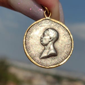 カンボジア 1906年 シソワット国王戴冠式 希少銀メダルペンダント アンティーク貨幣 18金ゴールドフレーム ヴィンテージ アジアンコレクターギフト