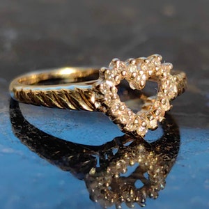 Pierścionek zaręczynowy z diamentem w kształcie serca w kolorze żółtego złota 14k