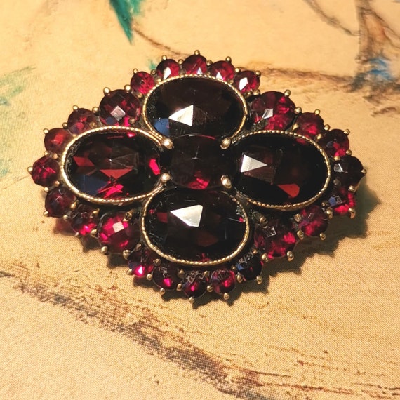 Garnet Art Nouveau brooch from the 1900s