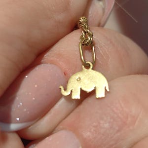 Dije vintage con forma de elefante y letra M en oro amarillo macizo de 14 k con sello distintivo, colgante con nombre inicial, animal de la suerte, cábala, regalo para niña