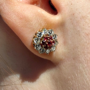 Boucles d'oreilles rondes colorées Margarets en diamant de 1,4 ct et rubis de 0,5 ct poinçonnés en or massif 18 carats personnalisables cadeau pour elle