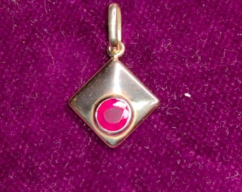 Antique Art Nouveau Treated Ruby Solid Yellow Gold 3.50 grams Square Dainty Pendant