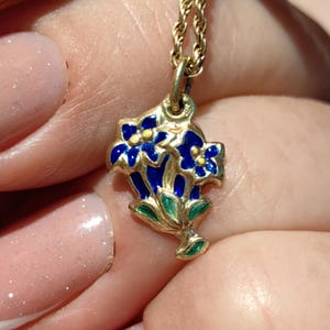 14k Gold Art Deco Blumen Anhänger: Handgemalter Emaille Blumenanhänger