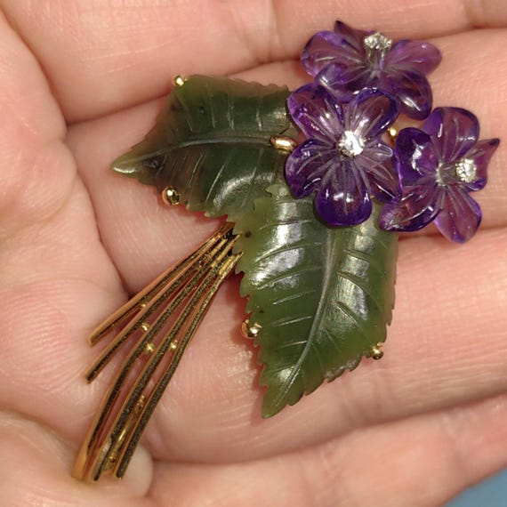Antique 18k Gold Floral Brooch: Carved Amethyst, Jade  display picture 2