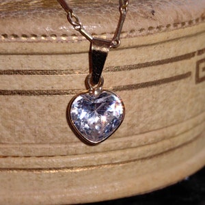 Colgante de oro amarillo macizo con forma de corazón de circonita cúbica de 18 k con forma de cristal, ideal como regalo de boda, para ella, su esposa o él, con un dije de corazón minimalista.