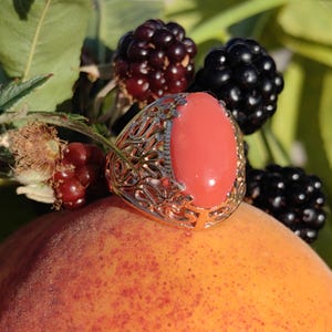 Anillo de coral rojo mediterráneo: oro champán de 14 k, cabujón de mediados de siglo