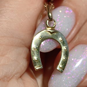 Antiker 14k Gold Hufeisen Anhänger: Reiter Glücksbringer