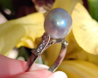 1940s Antique Vintage 0.16 ct. Diamond and Natural Pearl Solid 18k White Gold 3.4 gram Ring