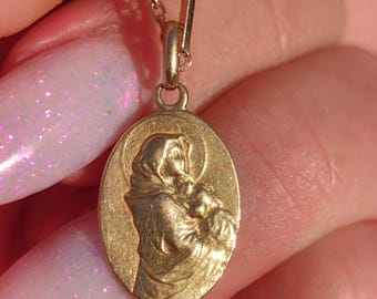 1900er Jahre Jungfrau Maria Madonna mit Jesus Massiv 18k Gelbgold Hand gemeißelte Medaille Katholische Christliche Antik Jugendstil Vintage Geschenk