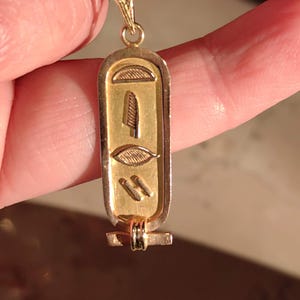 ヴィンテージ 18K ソリッド イエロー ゴールド エジプト復興 非常に詳細なレリーフ 神秘的な象形文字 長いネームプレート チャーム ペンダント 幸運 幸運 保護