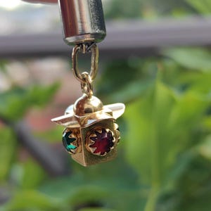 18k guld Art Deco-hänge: Röd & Grön Paste Stone-berlock