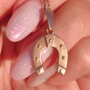 Antiker 14k Champagnergold Hufeisen Anhänger: Reiter Glücksbringer