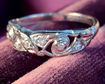 Alliance en or blanc 18 carats à motif floral et diamants, années 1940