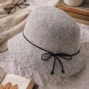VINTAGE 90s Gray Wool Felt Bow Cloche Winter Hat Nine West Wool Felt Hat Gray Cloche Flower Detail Fall  main image 2