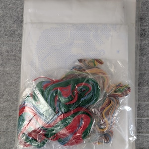 Puede incluir: Un kit de punto de cruz en una bolsa de pl&aacute;stico transparente. El kit incluye tela blanca con un patr&oacute;n impreso, hilo de bordar colorido en tonos rojos, verdes y amarillos, y una hoja de patrones impresa. Para proyectos de costura.