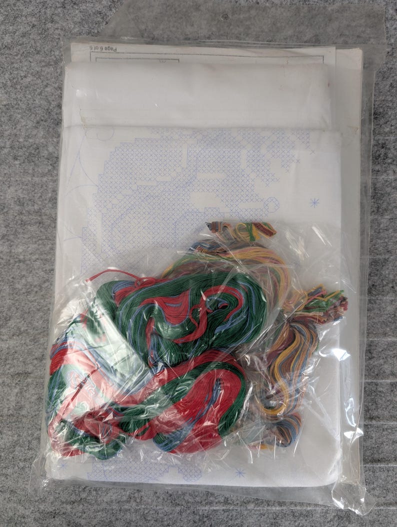 Puede incluir: Un kit de punto de cruz en una bolsa de pl&aacute;stico transparente. El kit incluye tela blanca con un patr&oacute;n impreso, hilo de bordar colorido en tonos rojos, verdes y amarillos, y una hoja de patrones impresa. Para proyectos de costura.