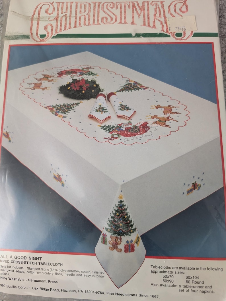 Puede incluir: Un kit de mantel navide&ntilde;o de punto de cruz con un dise&ntilde;o festivo. El mantel blanco presenta im&aacute;genes bordadas de &aacute;rboles de Navidad, renos, Pap&aacute; Noel en un trineo y un &aacute;rbol de Navidad en una servilleta. El kit incluye tela, hilo y una aguja.
