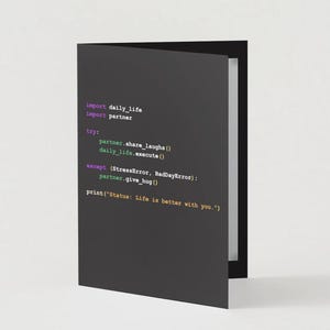 Puede incluir: Tarjeta de felicitación plegada con cubierta gris oscuro. El texto, en estilo de código, está escrito en varios colores y dice: "Status: Life is better with you."