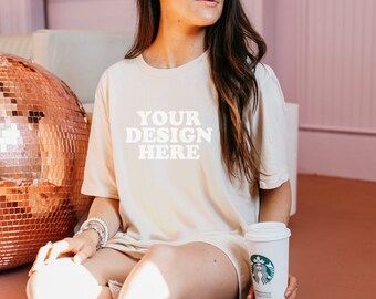 Bella Canvas 3001 Maqueta / Bella Canvas Natural / Maqueta de camisa natural / Maqueta de estilo de vida / Maqueta de modelo / Maqueta de moda / Maqueta divertida