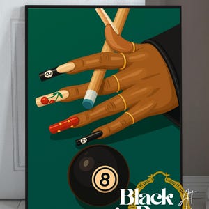 Puede incluir: Ilustración de una mano con uñas largas y cuidadas sosteniendo un taco de billar, con una bola negra del ocho. Las uñas están pintadas con varios diseños, incluyendo cerezas y el número ocho. La obra de arte está sobre un fondo verde oscuro, con el texto "Black Art is Beauty".