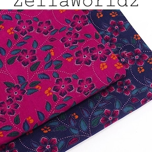 Op de afbeelding: Twee stoffen stalen met bloempatronen. Eén is een levendig magenta met donkerpaarse bloemen, groene bladeren en oranje accenten. De andere is een diep marineblauw met vergelijkbare bloemelementen. De tekst "ZellaWorldz" staat bovenaan.