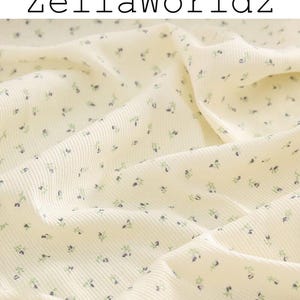 2x2 Floraler gerippter Strickstoff: Blauer Blumendruck, Baumwoll-Spandex-Mischung, Kleidermaterial