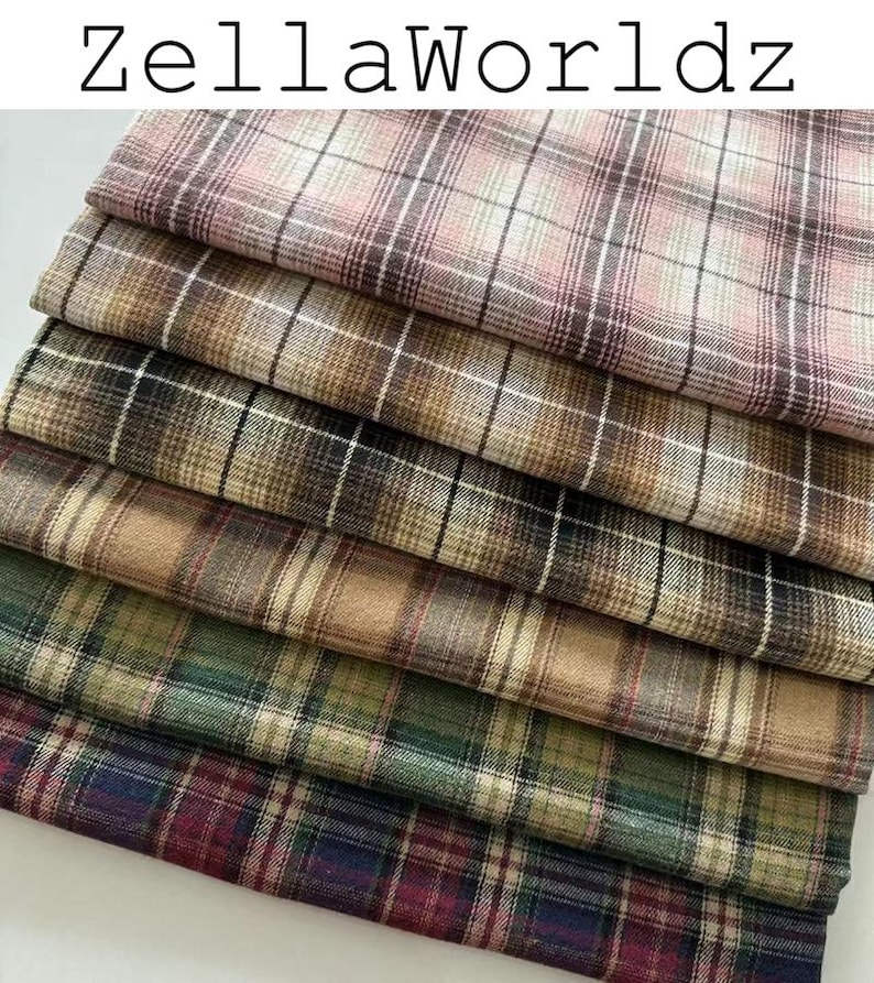 Pu&ograve; includere: Una pila di sei pezzi di tessuto piegati con vari motivi a quadri in tonalit&agrave; rosa, marrone, marrone chiaro, verde e viola scuro, con il testo ZellaWorldz visualizzato nella parte superiore dell'immagine in un semplice carattere nero.