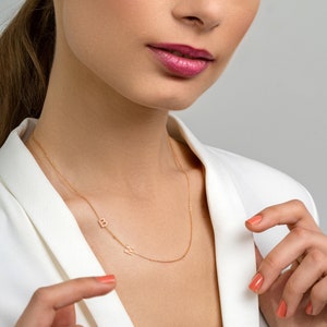 Collar inicial lateral de oro - Collar de letras - Aspecto minimalista - Regalo de Navidad - Regalos para mamá - Collar de oro - Regalo de damas de honor