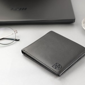 Cartera plegable de cuero hecha a mano Elegance con nombre y logotipo de nuevo diseño • Delgada, elegante y diseñada para durar