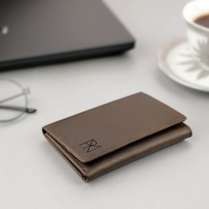 Cartera clásica de cuero de tres pliegues con el logotipo de Name: hecha a mano para lograr durabilidad y un estilo atemporal. Cartera de cuero genuino con bloqueo para hombres.