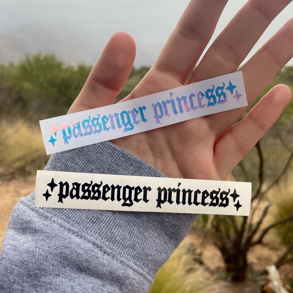 Vinyl-Aufkleber „Passagierprinzessin“ | Autoaufkleber für Fenster, Rückspiegel, Stoßstange, Laptop | Holografisches Y2K-Ästhetik-Accessoire mit Sternen in Altenglisch
