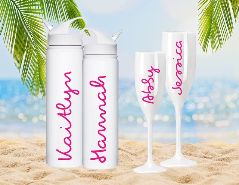 Pu&ograve; includere: Bottiglie d'acqua bianche e calici da champagne con scritte rosa. Le bottiglie d'acqua sono etichettate "Kaitlyn" e "Hannah". I calici da champagne sono etichettati "Abby" e "Jessica". Lo sfondo &egrave; una scena di spiaggia.