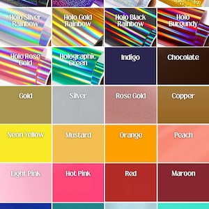 Pu&ograve; includere: Una tabella colori con una variet&agrave; di fogli di vinile. I colori includono Opal Pink/Blue, Purple Sunset e Holographic Green. Sono presenti anche effetti glitter e arcobaleno. La tabella include anche colori pieni come rosso, blu e giallo.