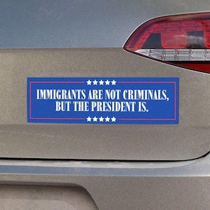 Gli immigrati non sono criminali, il presidente lo è. Adesivo in vinile per paraurti auto / Accessorio per auto, furgone e camion / Anti-fascismo di Trump e Musk